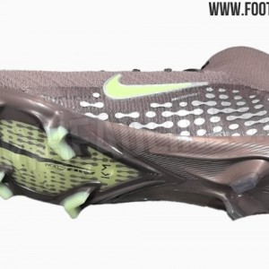 280欧！姆巴佩最新签名战靴谍照：金属银+梅子日食配色，印KM标识